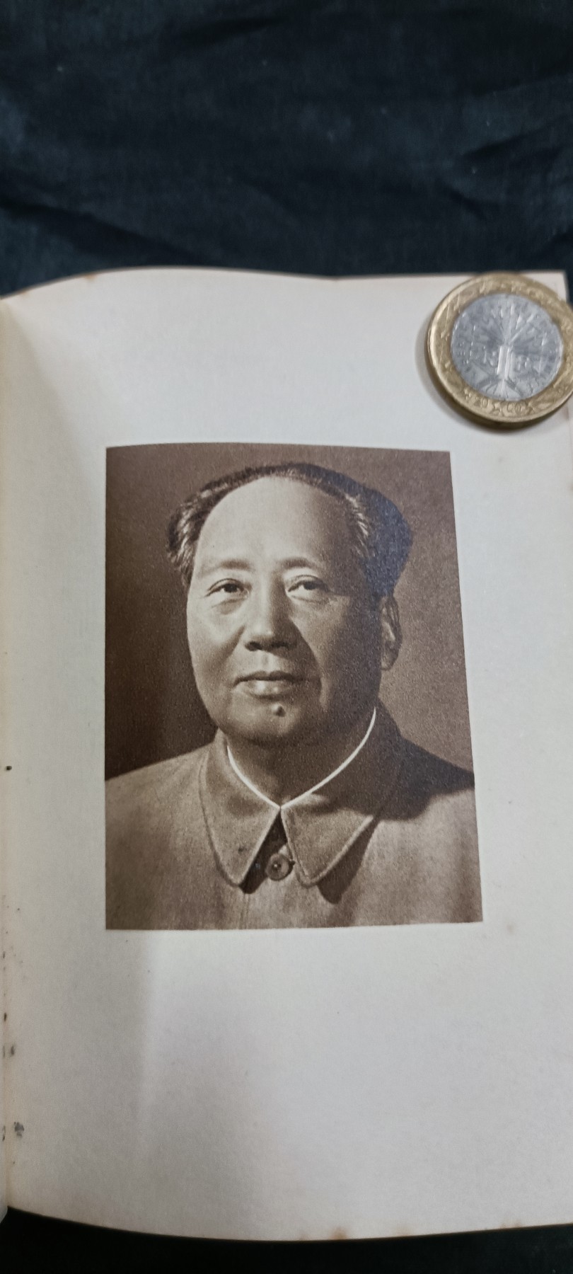 徽章文献拍卖，满百包邮，可以寄存！ 毛主席语录红宝书，外国友人版