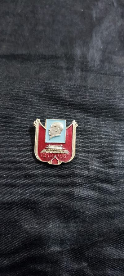 徽章文献拍卖，满百包邮，可以寄存！ - 异形红旗彩色毛主席像章