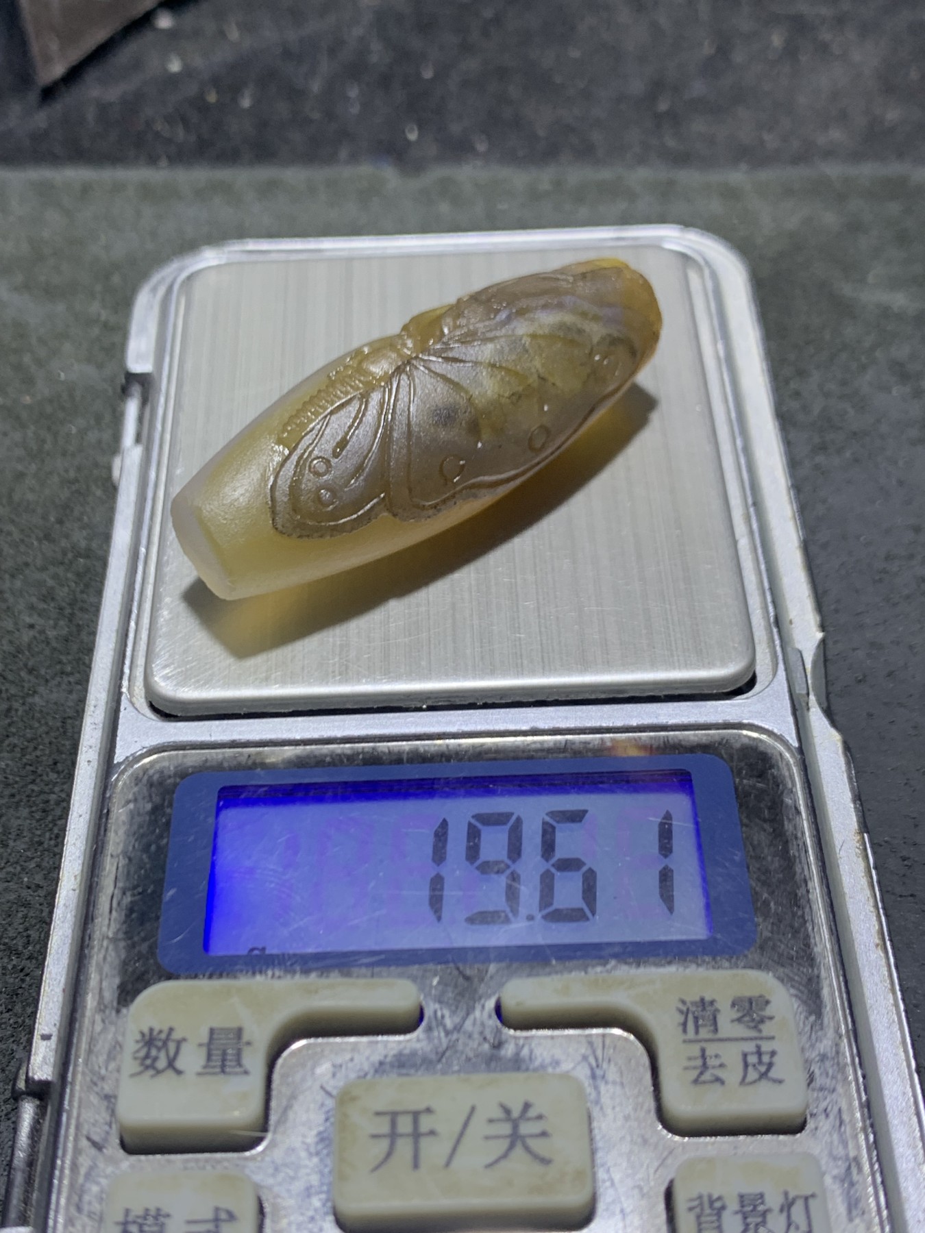 精美亚光巴西玛瑙手工俏色巧雕蝴蝶吊坠（把件）一个！