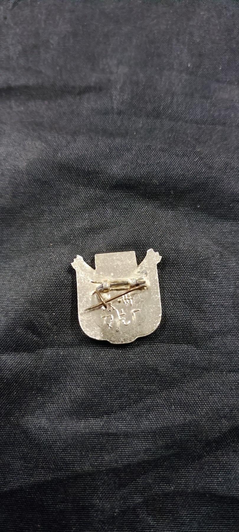 徽章文献拍卖，满百包邮，可以寄存！ 异形红旗彩色毛主席像章