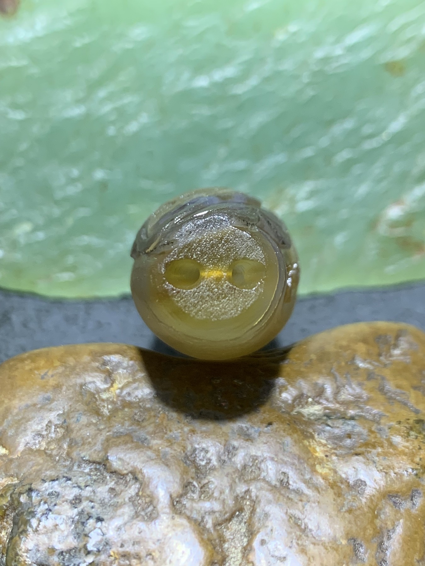 精美亚光巴西玛瑙手工俏色巧雕蝴蝶吊坠（把件）一个！