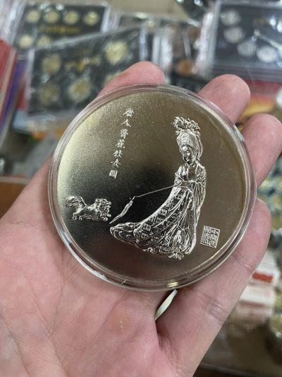 簪花仕女图银章 1982年簪花仕女图银章，  - 簪花仕女图银章 1982年簪花仕女图银章， 