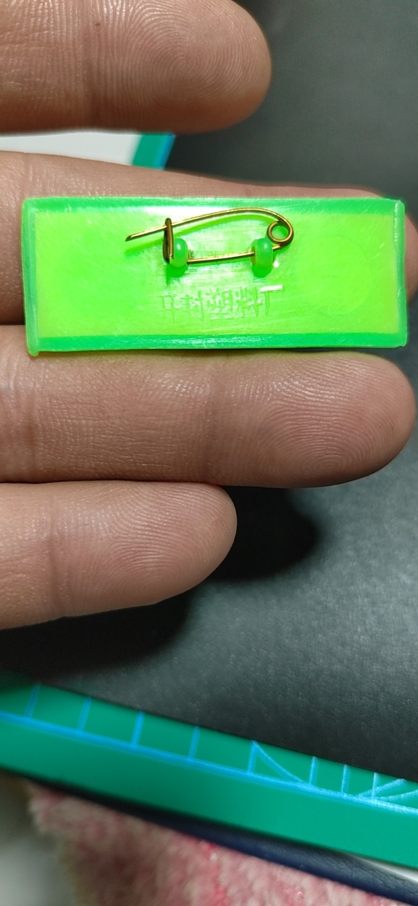 徽章 像章专场，包老保真   ，年后发货 🔥🔥🔥🔥毛主席语录像章一枚，带语录，开封塑料厂生产，品相如图