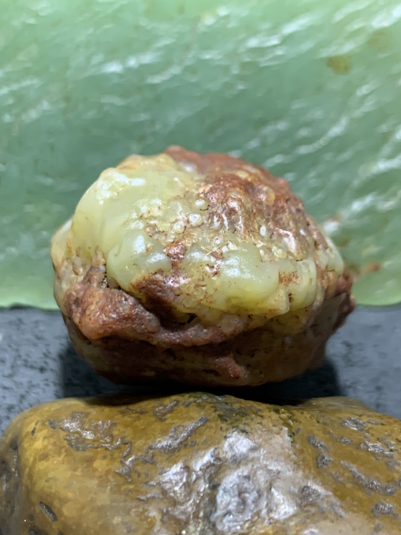 精美戈壁高玉化红白双色筋脉石原石一颗，