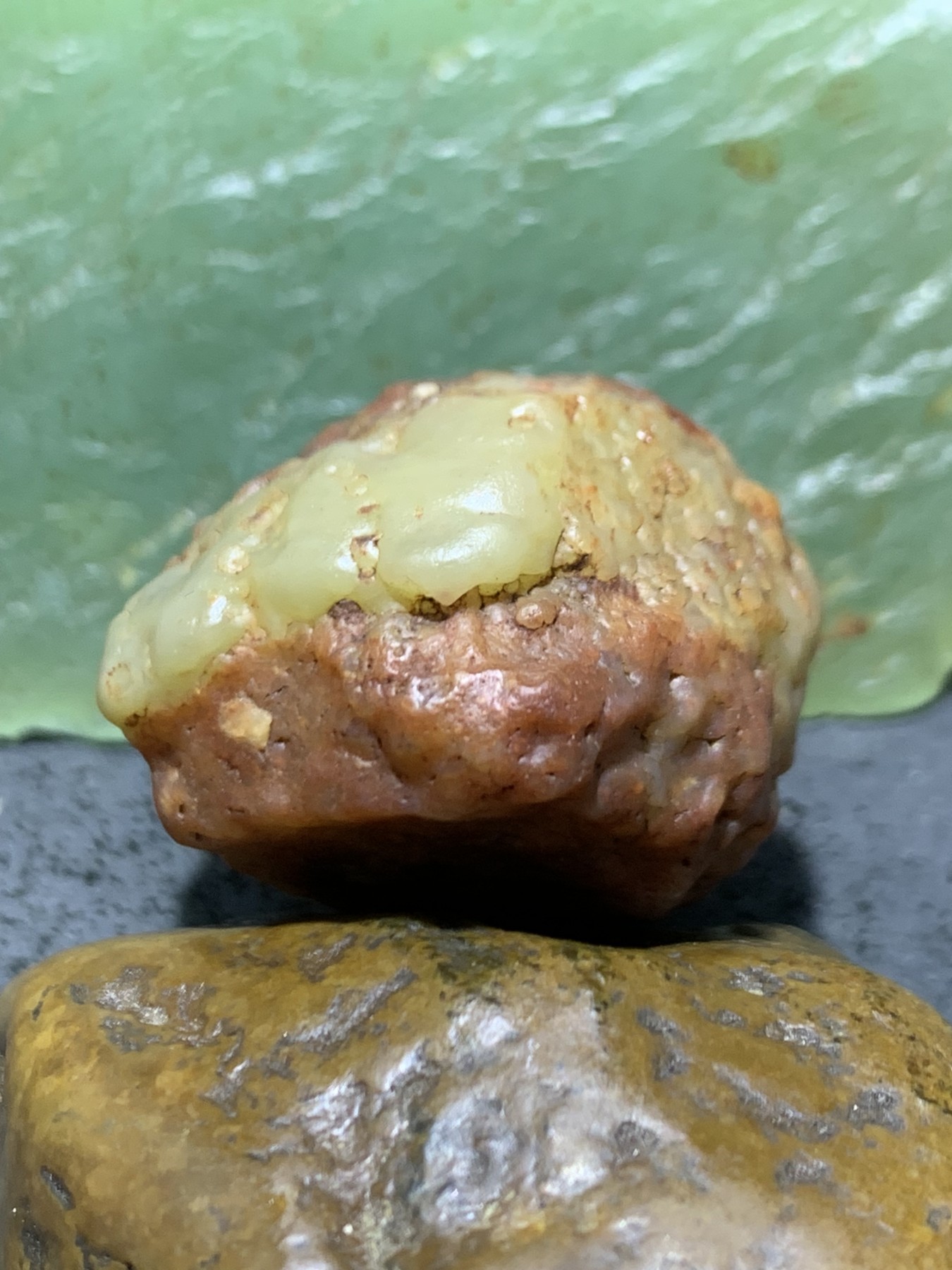 精美戈壁高玉化红白双色筋脉石原石一颗，