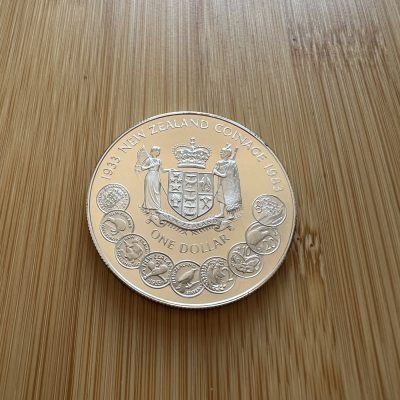 全场顺丰包邮 外国银币 纪念币 套币等  - 新西兰1983年铸币纪念 币中币克朗大银币带原盒证书