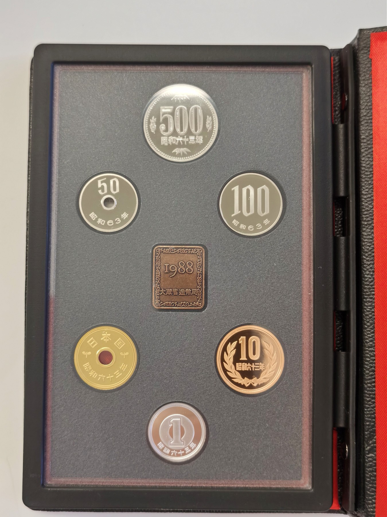 博洋堂【北京钱博会拍卖周】精品专场暨第54期（全场包邮） 1988、1992、1993、1994、1995、1998、2001年日本精制套币小黑皮本各一套。制作精良，盒证齐全，精制币经典之作。其中1988、2001两个年份为特年
