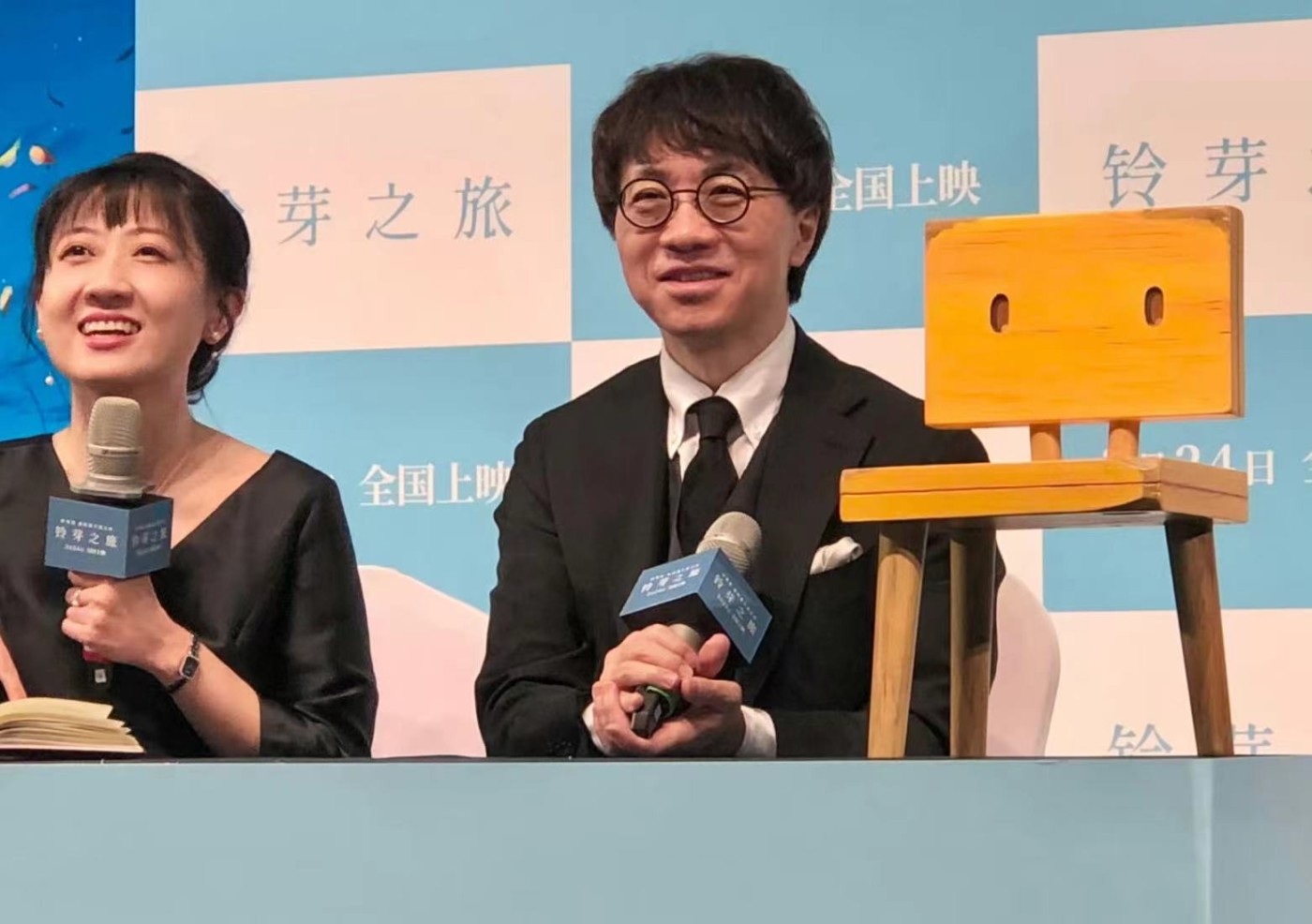 零元拍：导演和编剧新海诚亲签2022最热日本长篇电影《铃芽之旅》官方设定集