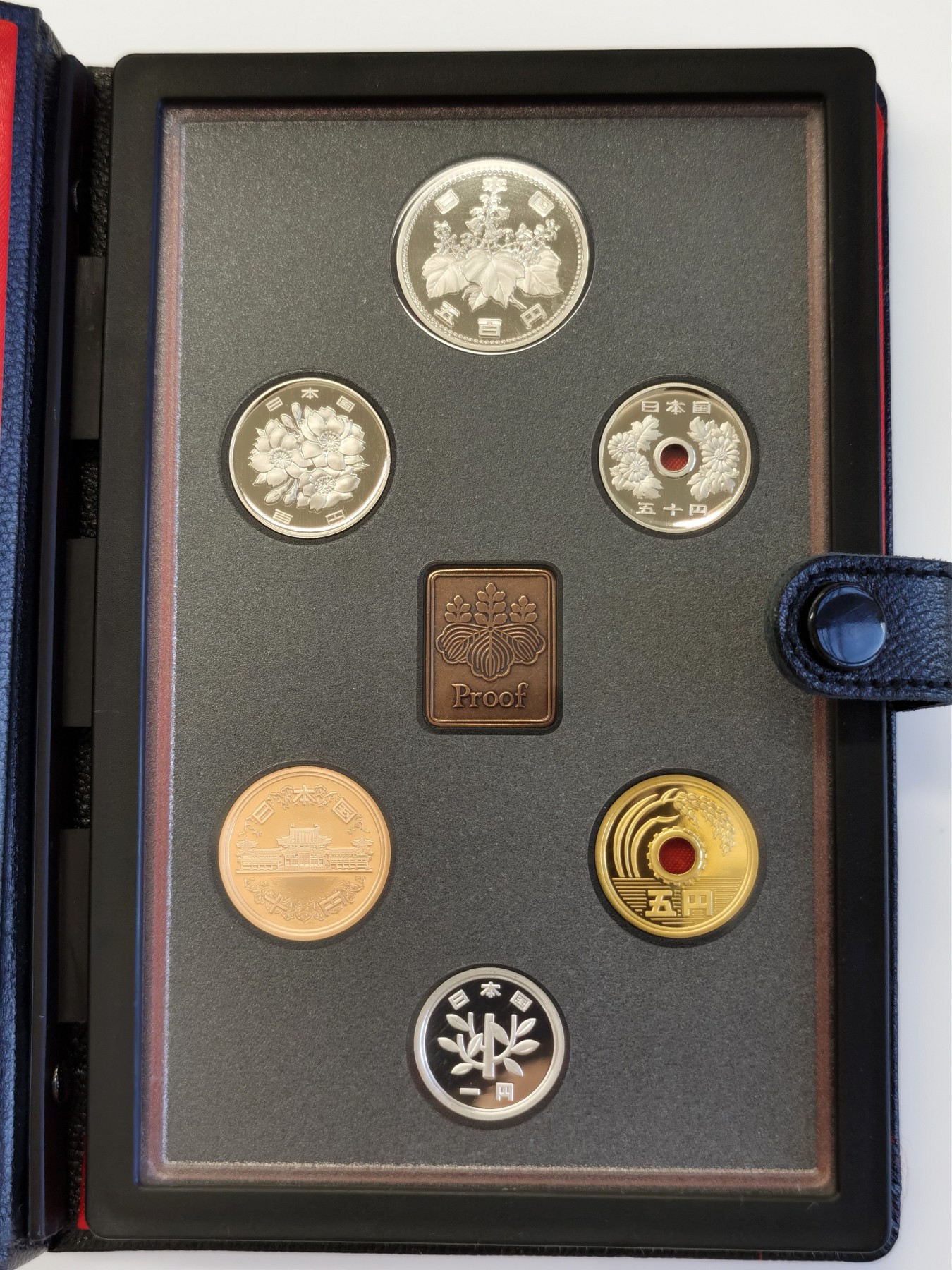 博洋堂【北京钱博会拍卖周】精品专场暨第54期（全场包邮） 1988、1992、1993、1994、1995、1998、2001年日本精制套币小黑皮本各一套。制作精良，盒证齐全，精制币经典之作。其中1988、2001两个年份为特年