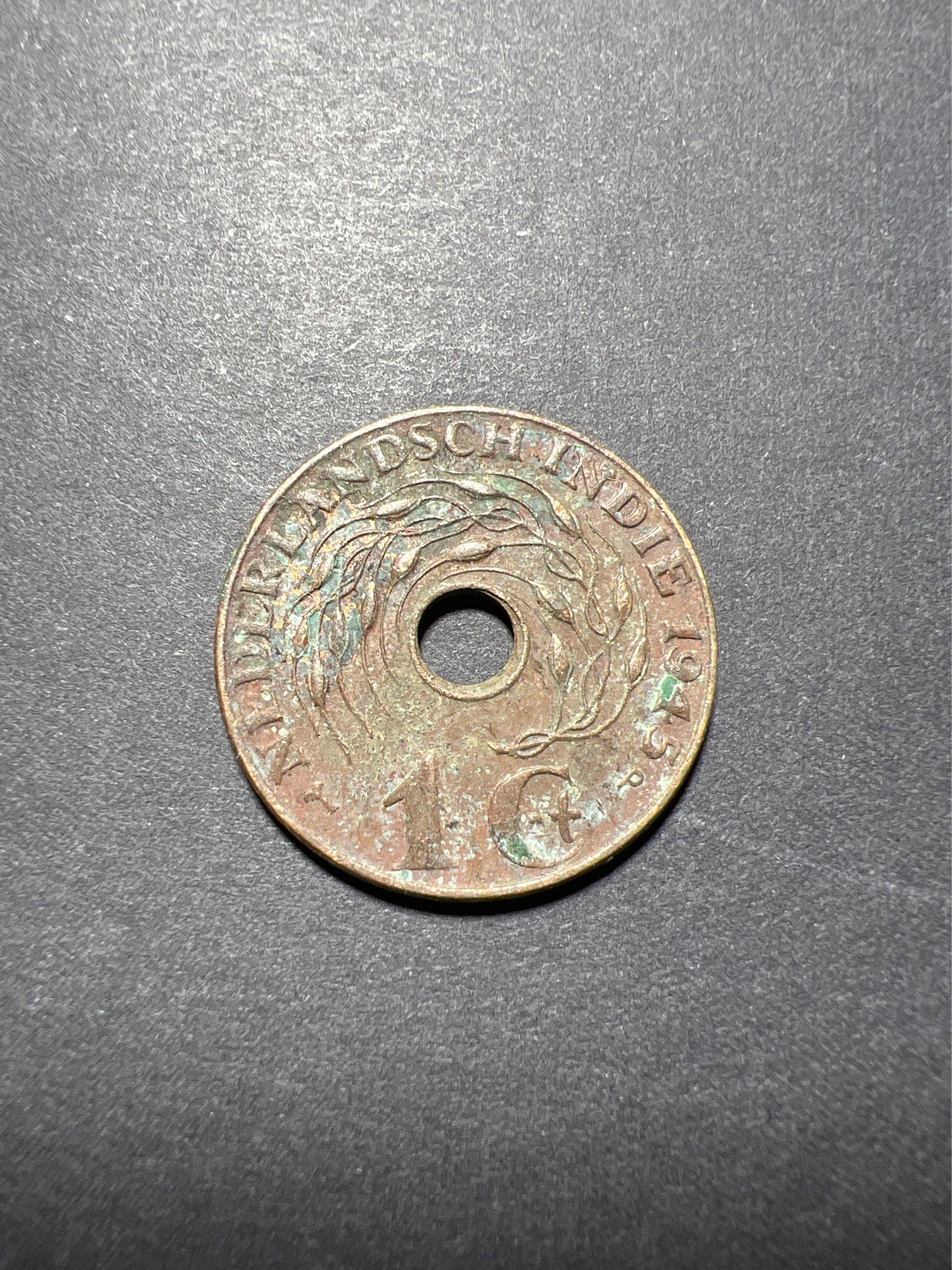 【8个洞收藏】第32场★ 🈵20元or 6件包邮★硬币专场  荷属东印度1945年 中孔1分铜币 23.5MM