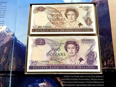 【Blue Auction】✨世界纸币精拍第399期【精】 【原装带册】新西兰 1-2元 花冠女王 全新UNC&硬币套装