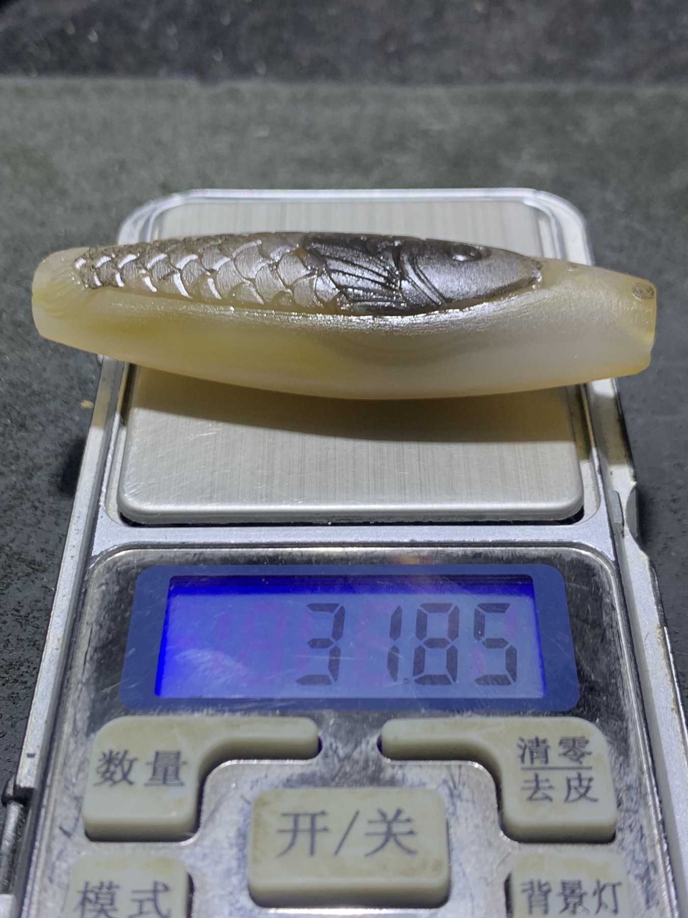 精美亚光巴西玛瑙手工俏色巧雕鲤鱼吊坠（把件）一个！