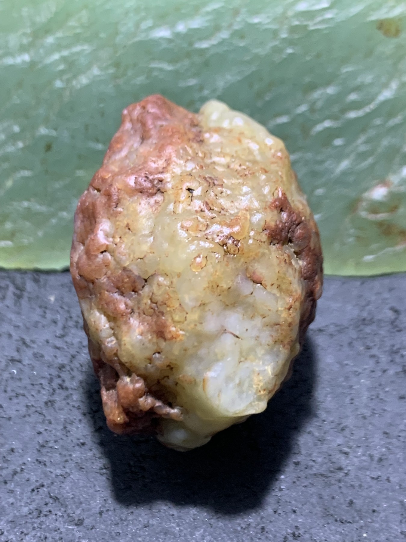 精美戈壁高玉化红白双色筋脉石原石一颗，