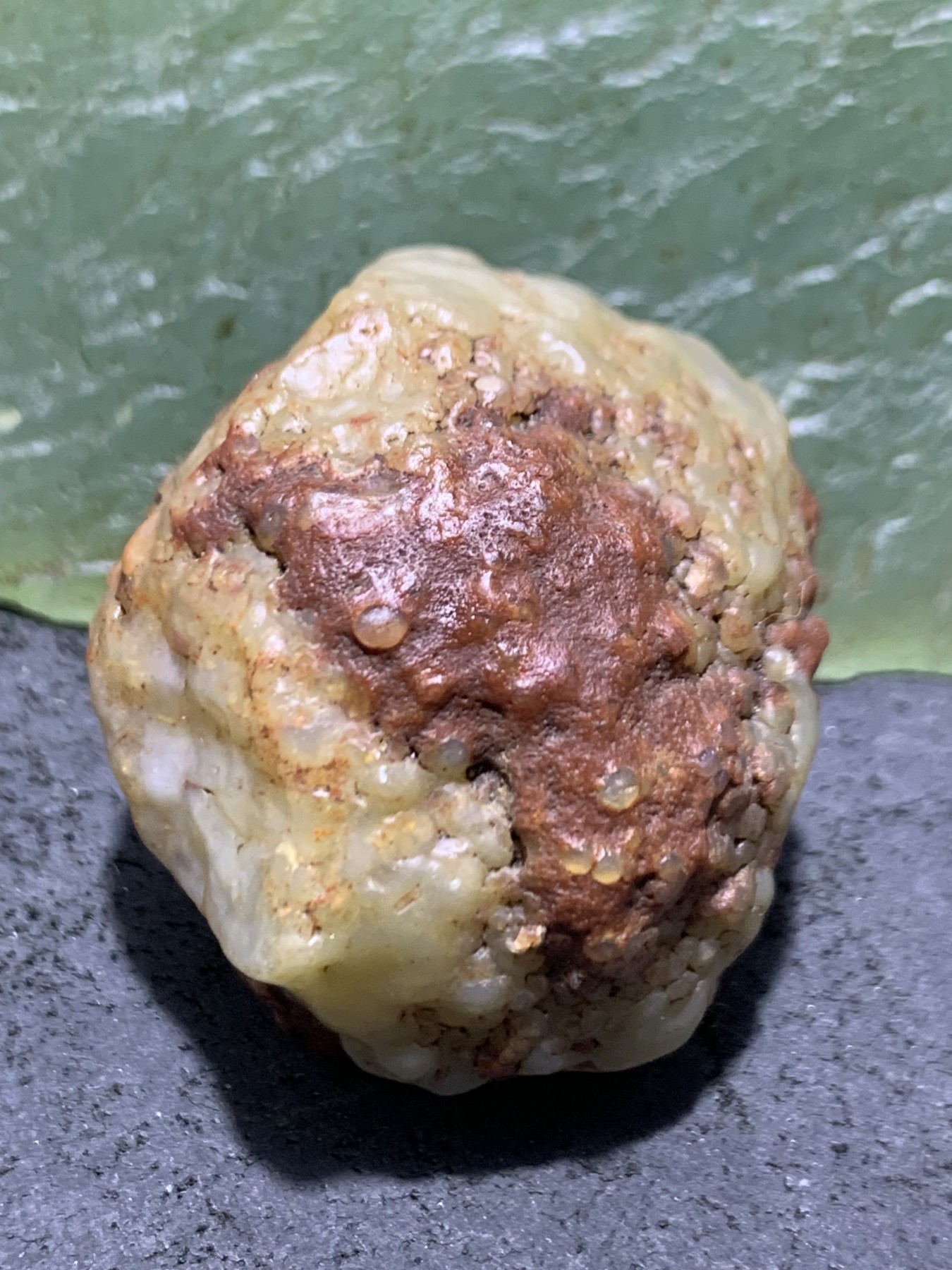精美戈壁高玉化红白双色筋脉石原石一颗，
