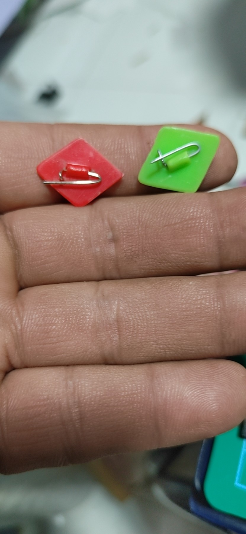 徽章 像章专场，包老保真   ，年后发货 🔥🔥🔥🔥毛主席章一对二枚，又称情侣章，男红女绿，品相如图