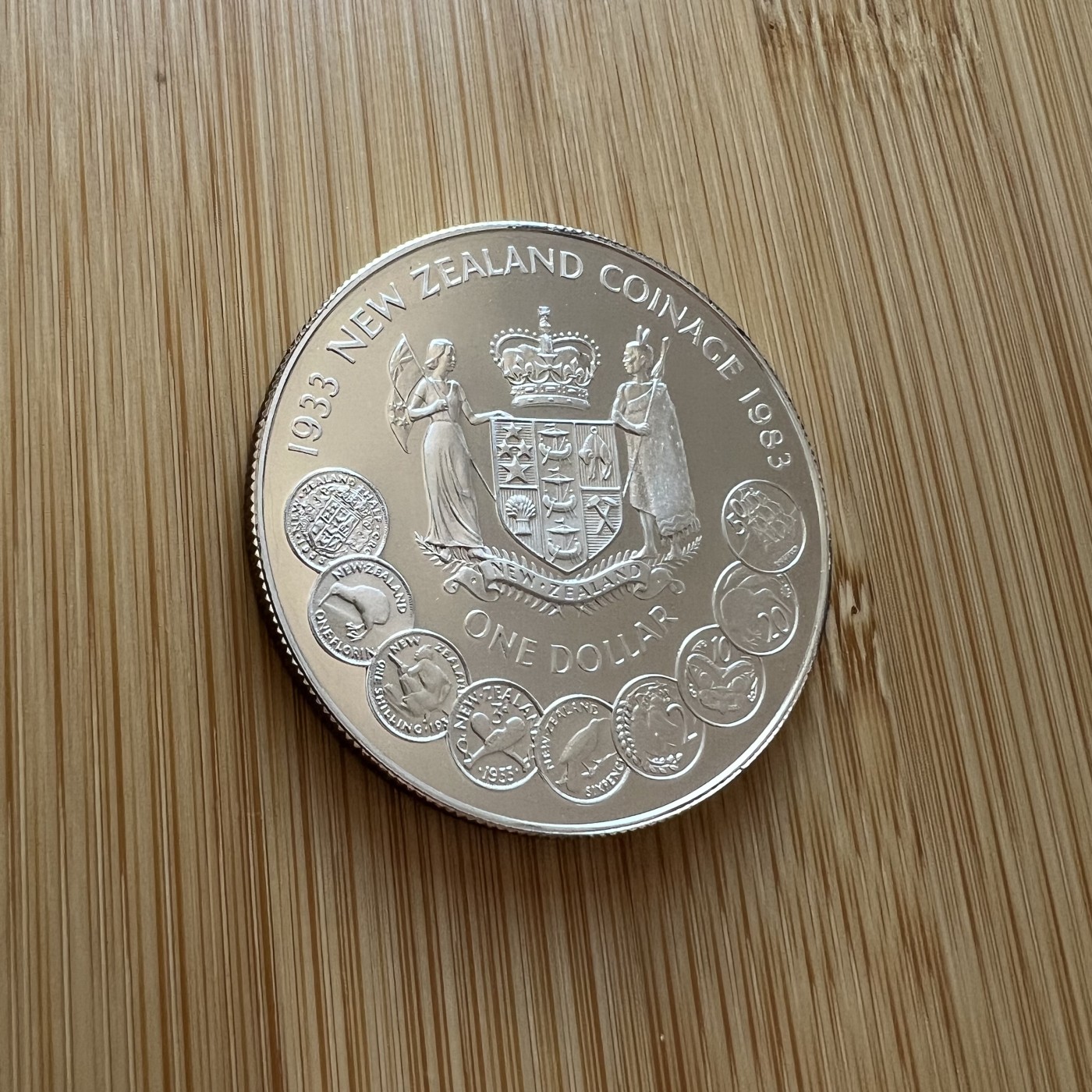 全场顺丰包邮 外国银币 纪念币 套币等  新西兰1983年铸币纪念 币中币克朗大银币带原盒证书