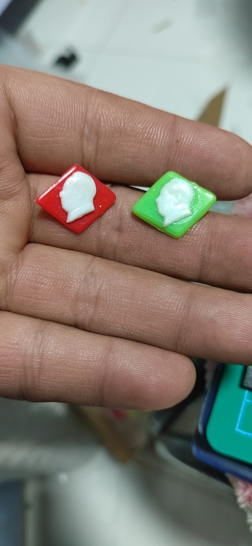 徽章 像章专场，包老保真   ，年后发货 🔥🔥🔥🔥毛主席章一对二枚，又称情侣章，男红女绿，品相如图