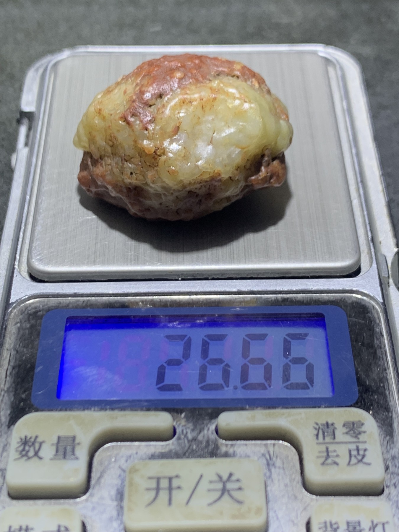 精美戈壁高玉化红白双色筋脉石原石一颗，