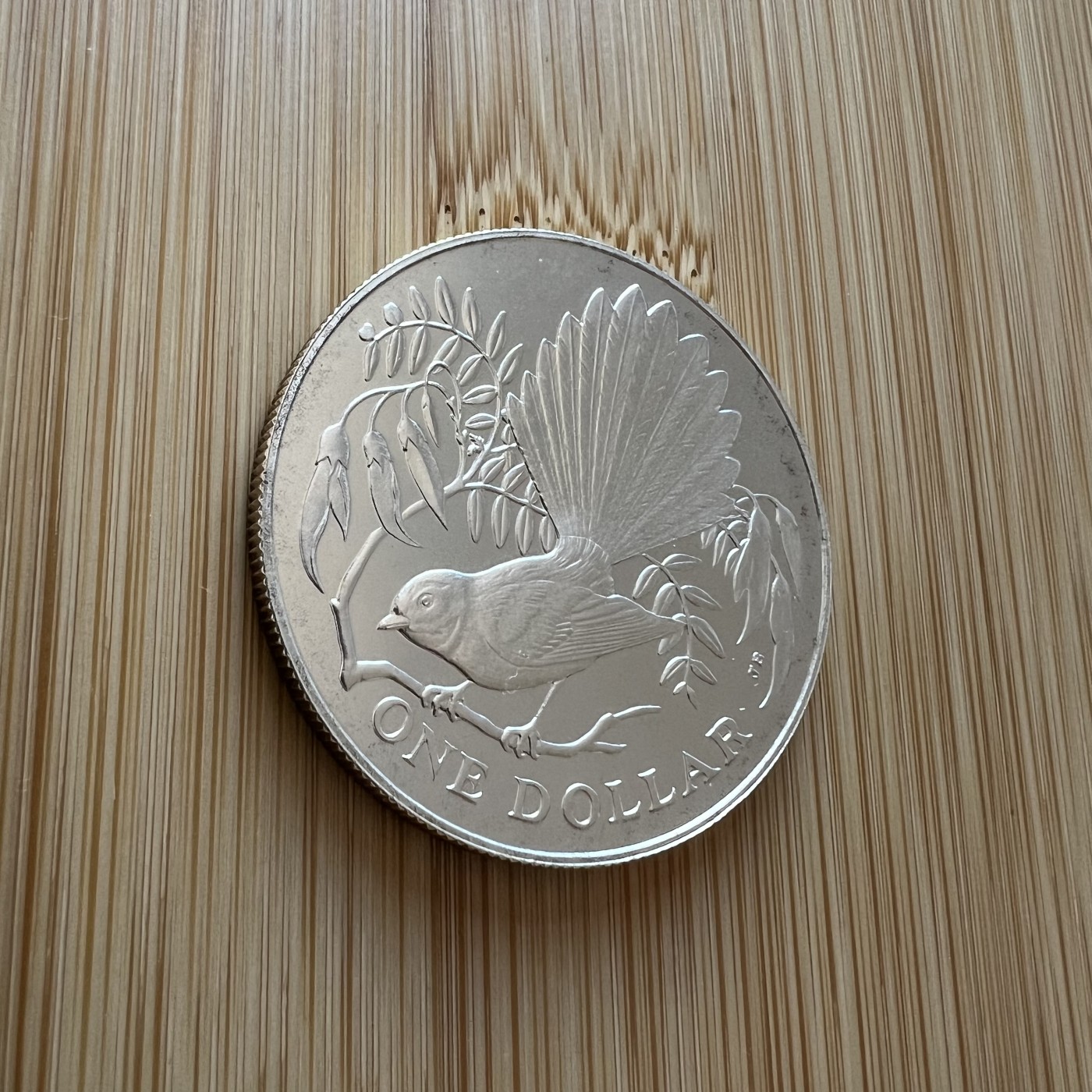 全场顺丰包邮 外国银币 纪念币 套币等  新西兰1980年 扇尾鸟精制克朗大银币