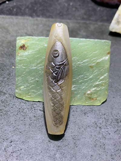 精美亚光巴西玛瑙手工俏色巧雕鲤鱼吊坠（把件）一个！ - 精美亚光巴西玛瑙手工俏色巧雕鲤鱼吊坠（把件）一个！