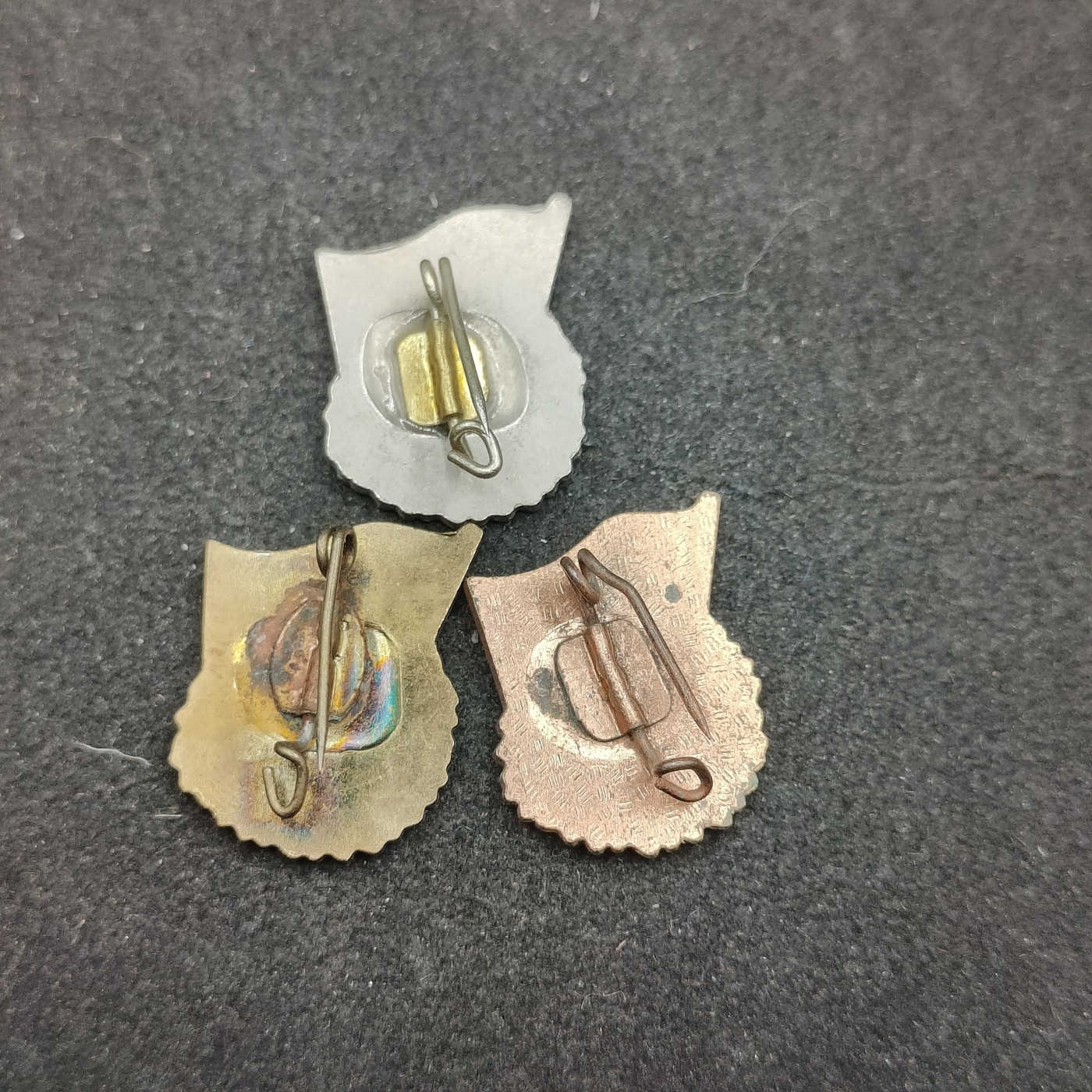 全场0元起拍 第113期 咸鱼国勋章拍卖专场 12月3日（周日）下午6：00开始  东德青年团 德意志自由青年同盟，良好知识证章金银铜一组