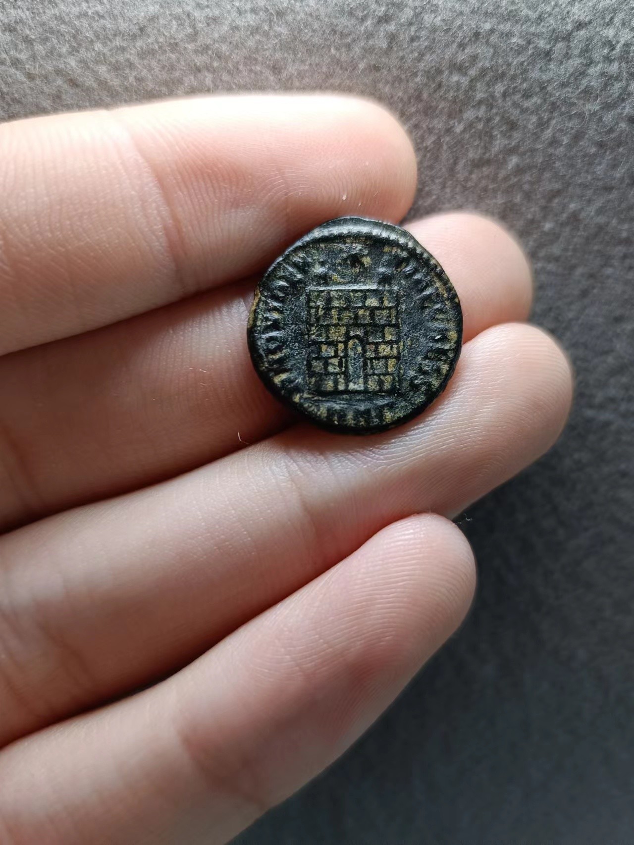 源泉斋12.3精品场（打制币，所有宝贝高曝拍摄，不隐藏缺陷，12.3日19：40截拍） 古罗马帝国，君士坦提乌斯二世城门富力铜币