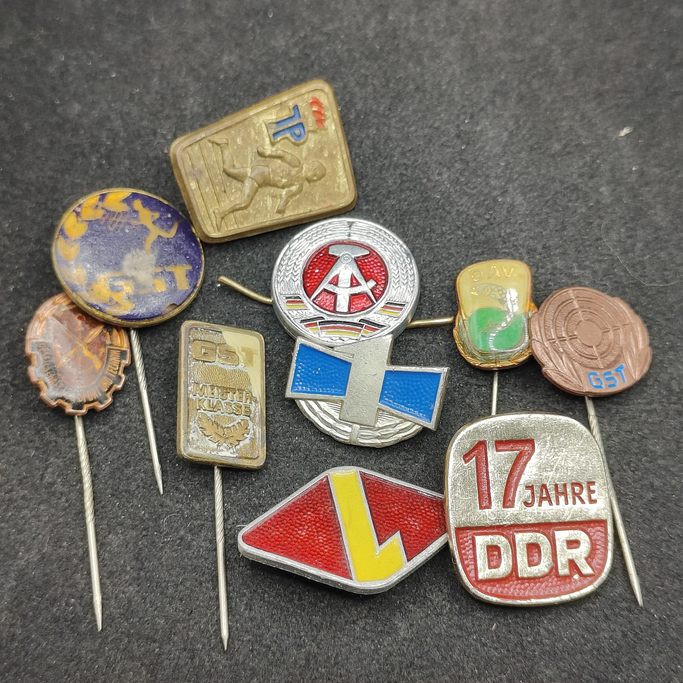 全场0元起拍 第113期 咸鱼国勋章拍卖专场 12月3日（周日）下午6：00开始 东德徽章一组10个