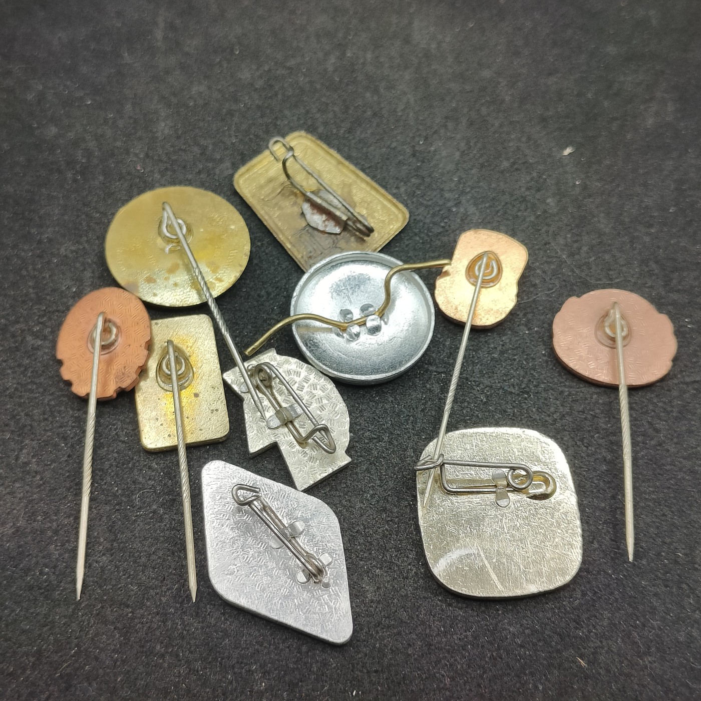 全场0元起拍 第113期 咸鱼国勋章拍卖专场 12月3日（周日）下午6：00开始 东德徽章一组10个