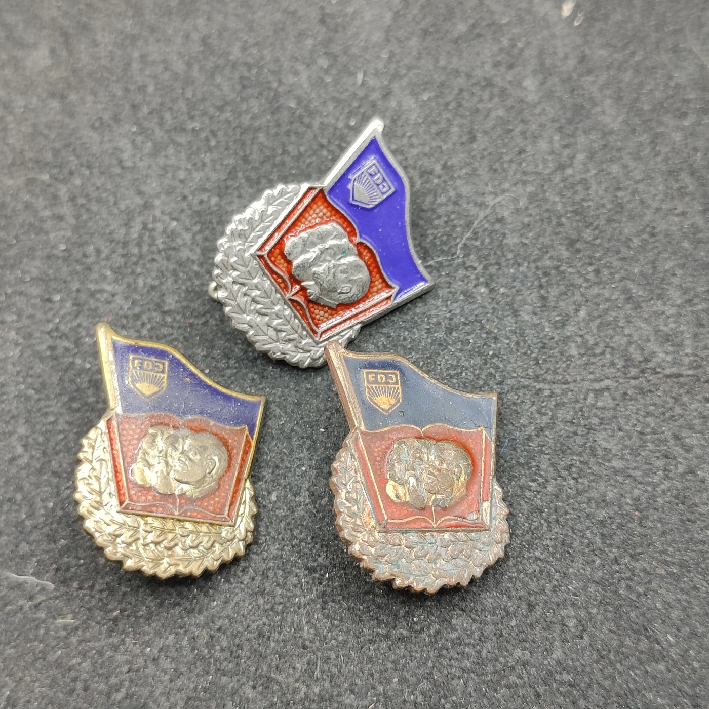 全场0元起拍 第113期 咸鱼国勋章拍卖专场 12月3日（周日）下午6：00开始  东德青年团 德意志自由青年同盟，良好知识证章金银铜一组