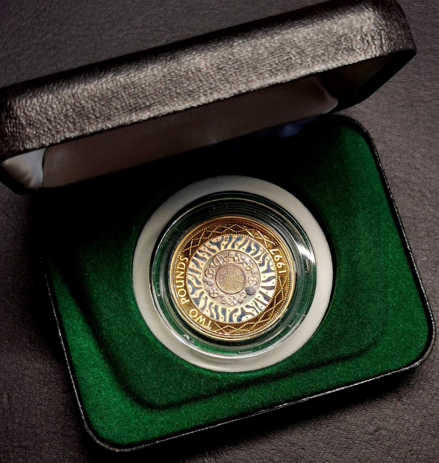 凡希社世界钱币微拍第二百五十六期 1997英国伊丽莎白当代科技2镑加厚镀金银币 非原盒