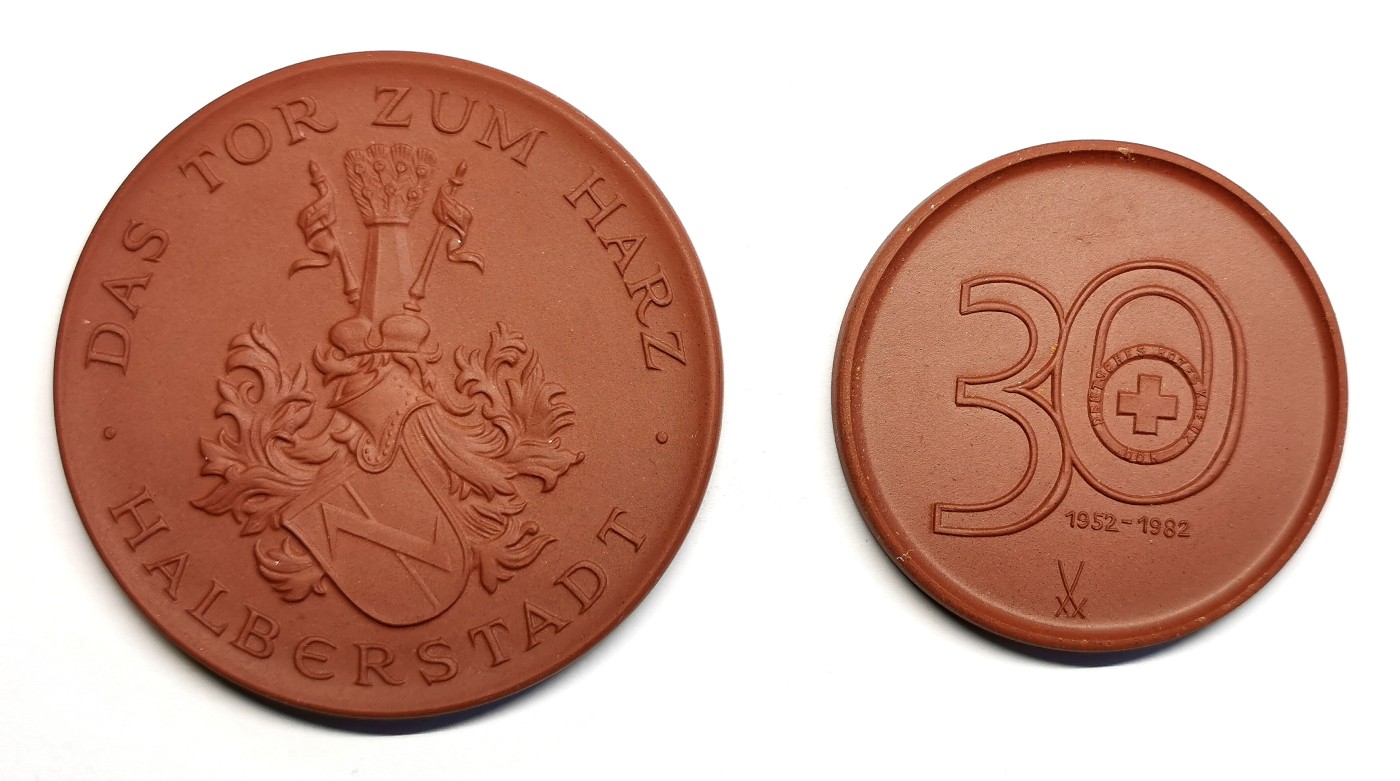 凡希社世界钱币微拍第二百五十六期 德国德累斯顿红十字会/梅森圣马丁教堂陶瓷章两枚一组