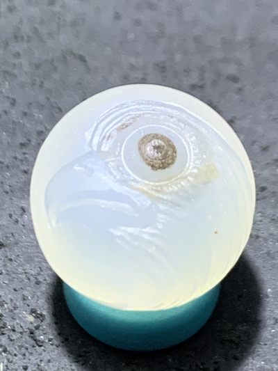 精美高玉化亚光海洋玉髓手工俏色巧雕雄鹰圆珠一个！ - 精美高玉化亚光海洋玉髓手工俏色巧雕雄鹰圆珠一个！