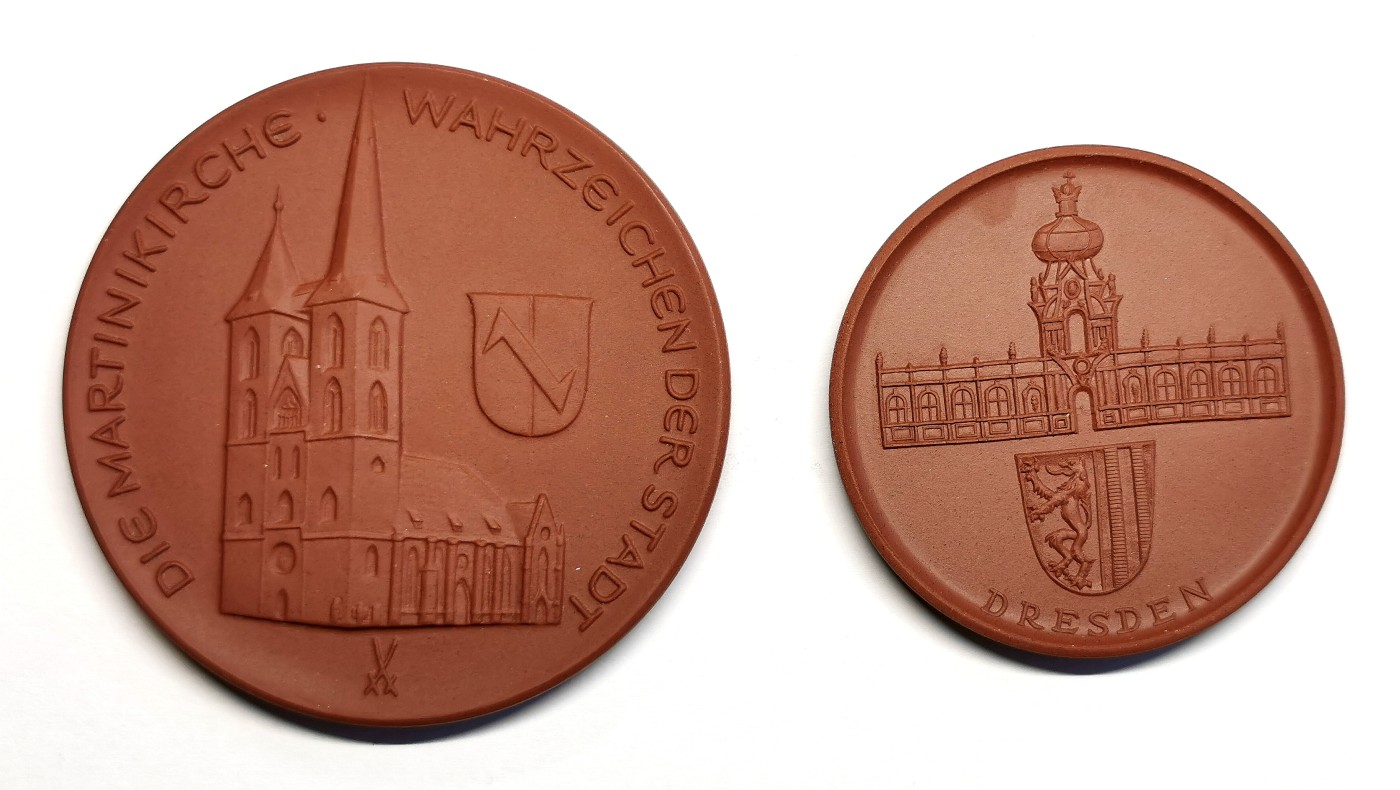 凡希社世界钱币微拍第二百五十六期 德国德累斯顿红十字会/梅森圣马丁教堂陶瓷章两枚一组