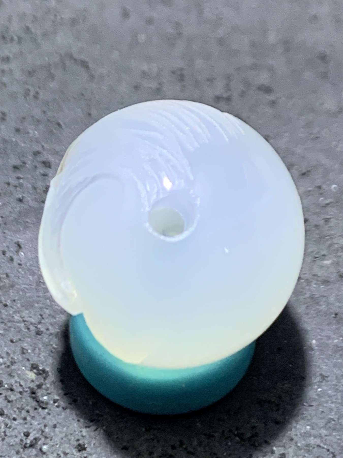 精美高玉化亚光海洋玉髓手工俏色巧雕雄鹰圆珠一个！