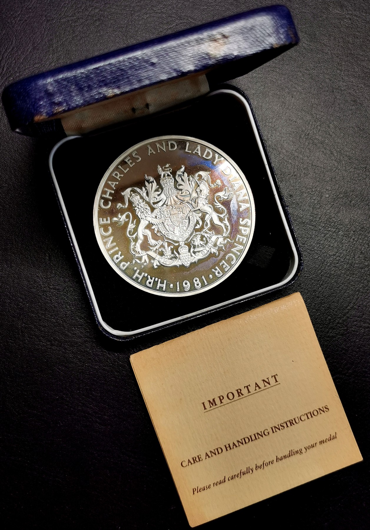 凡希社世界钱币微拍第二百五十六期 1981英国查尔斯戴安娜大婚纪念大银章原盒证书！