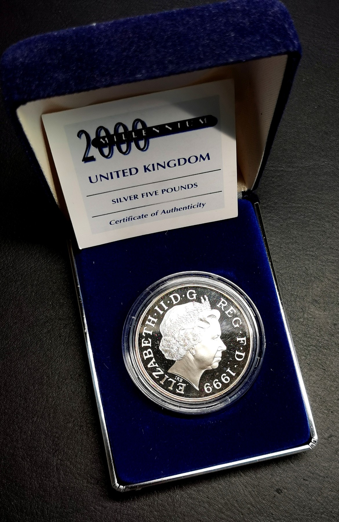 凡希社世界钱币微拍第二百五十六期 2000英国千禧年5镑纪念银币原厂盒证！
