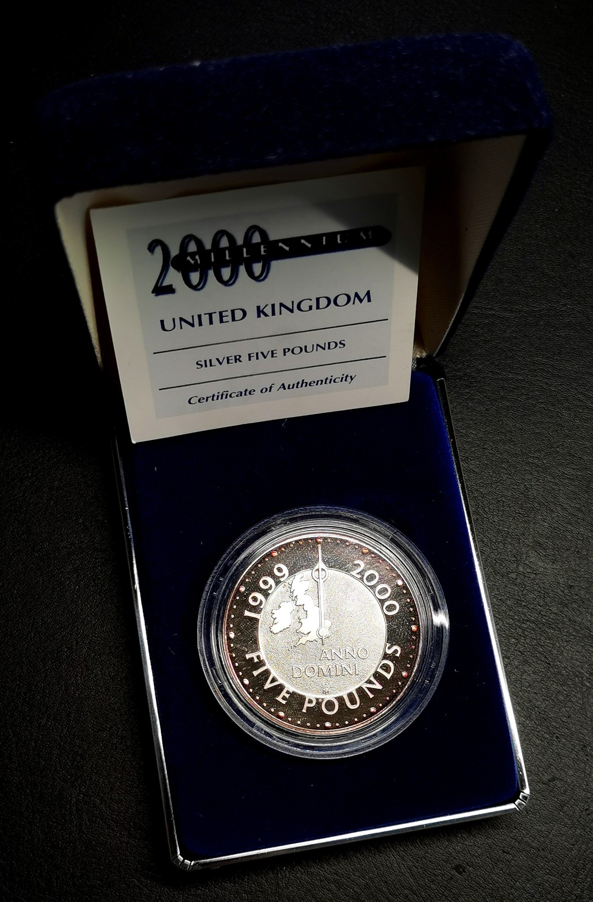 凡希社世界钱币微拍第二百五十六期 2000英国千禧年5镑纪念银币原厂盒证！
