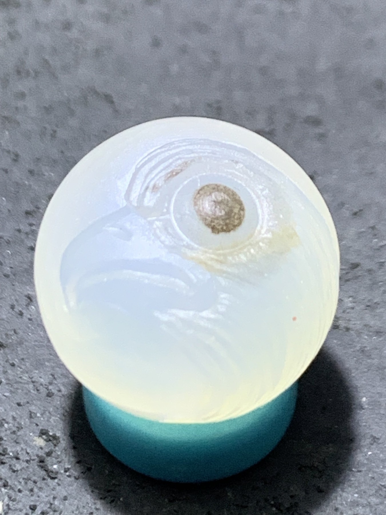 精美高玉化亚光海洋玉髓手工俏色巧雕雄鹰圆珠一个！