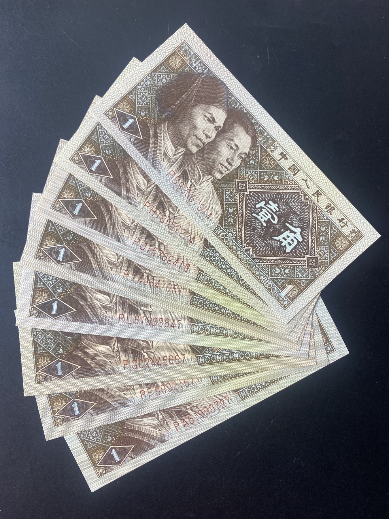 一线荧光币第330期拍场 8001P组8个冠号，太难配冠了，荧光效果也很哇塞！裸币8张，喜欢的朋友一定不要错过，机会难得