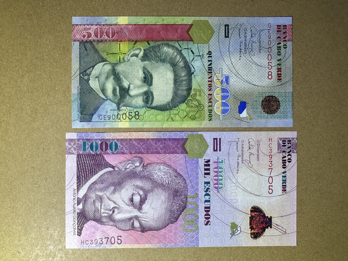 《张总收藏》128期-精品裸币专场 佛得角500、1000埃斯库多2张 UNC 2007年