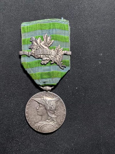 盛世勋华——号角文化勋章邮票专场拍卖第153期 - 法国1895年第二次远征马达加斯加奖章 950银带银标 带勋条