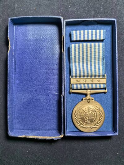 盛世勋华——号角文化勋章邮票专场拍卖第153期 - 联合国朝鲜战争奖章 罕见朝鲜语版 带原盒