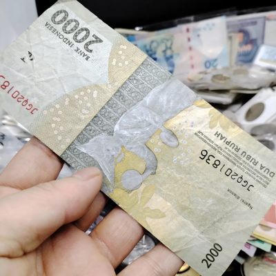 231202 印度尼西亚纸币2000仙(冠号随机发货)旧币8品外国钱币收藏
