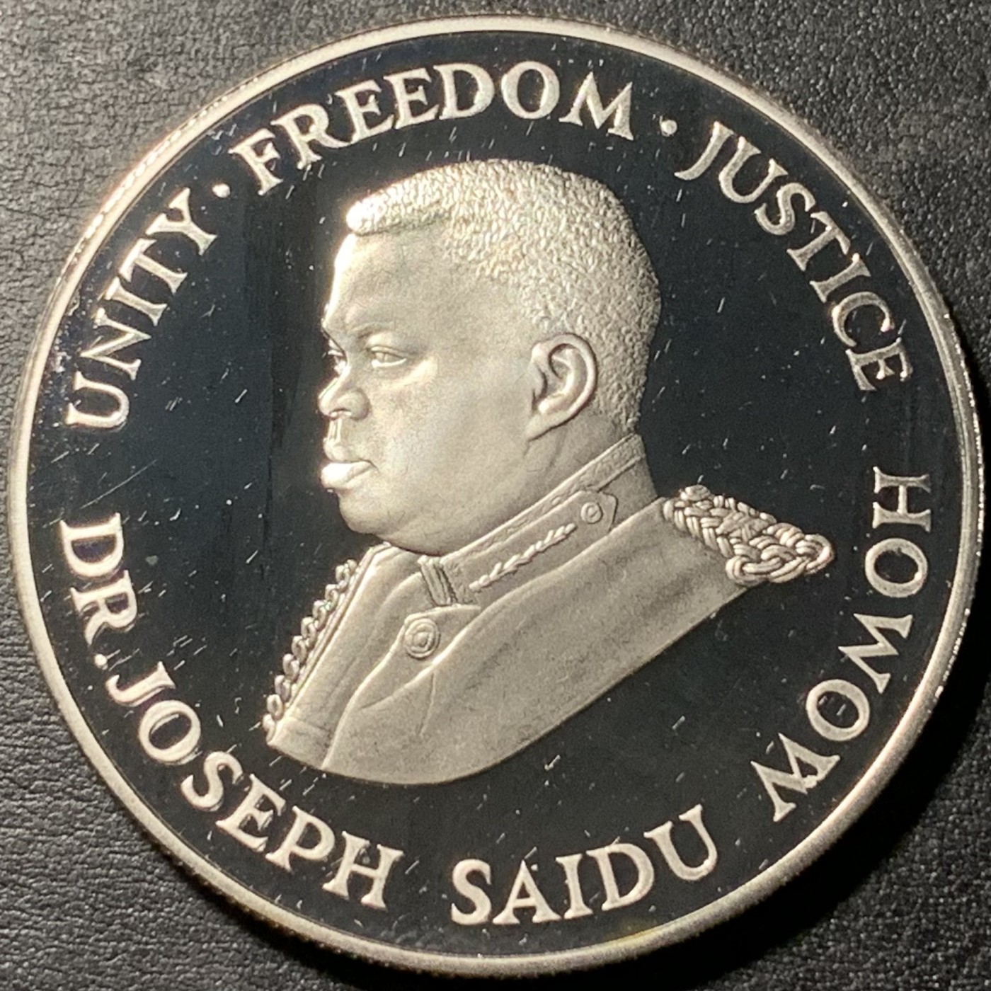 紫瑗钱币——第329期拍卖 塞拉利昂 1987年 WWF基金会25周年 侏儒河马 10利昂 28.28克 0.925银 精制