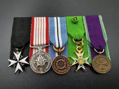 老王徽章拍卖第十六期  恶意弃标重拍 - 加拿大迷你章五联排，包含骑士级圣约翰骑士铁勋章、军官级圣拉撒路骑士团勋章（银质）、加拿大建国百年纪念章（银质）、加拿大铜级拯救生命协会奖章等，推测为军医之类的医护人员获得，少见