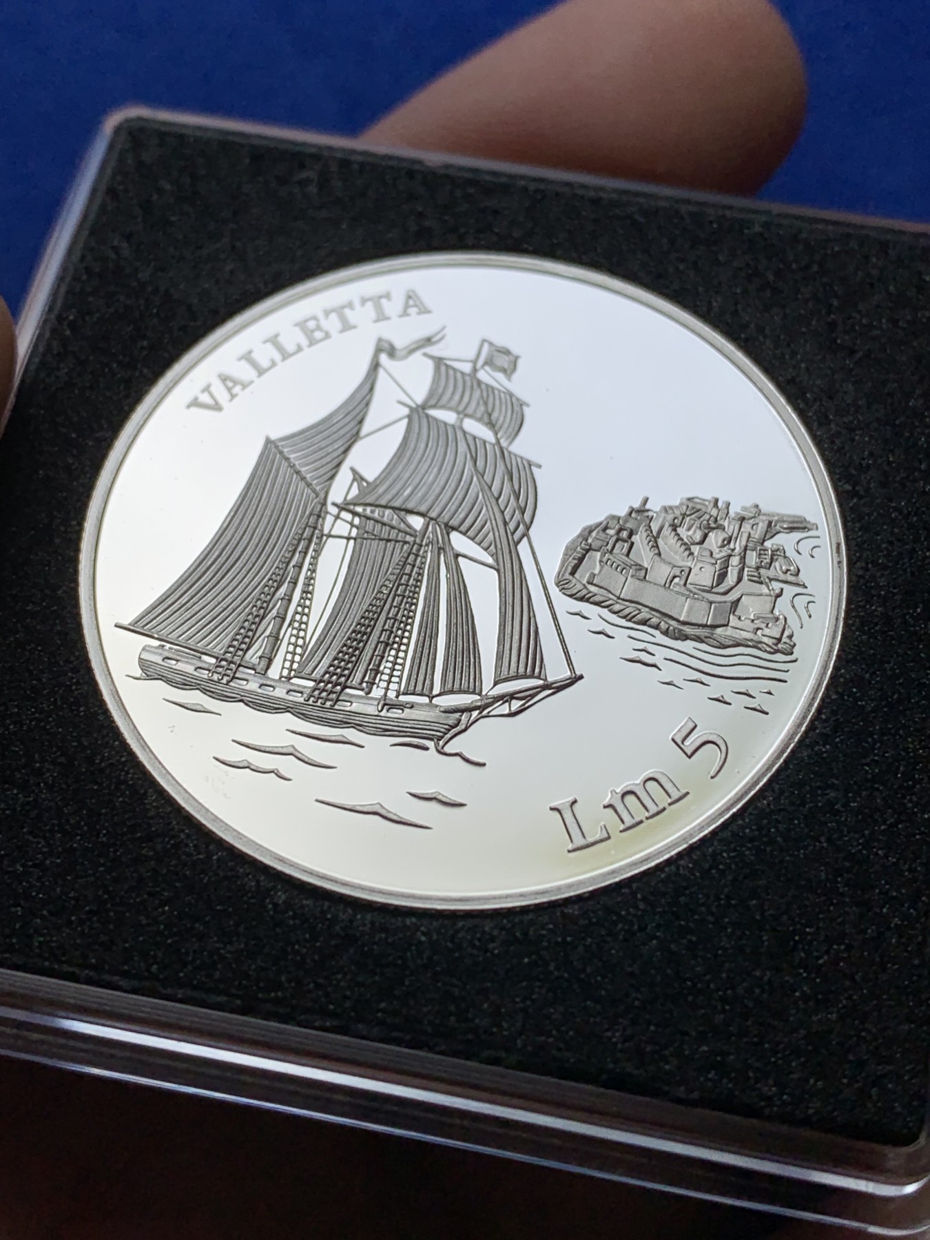 《竞宝斋》第221场-周日，周一 2场 (全场包邮) 马耳他1994年瓦莱塔战船精制银币-5元(1盎司，书价150美金)