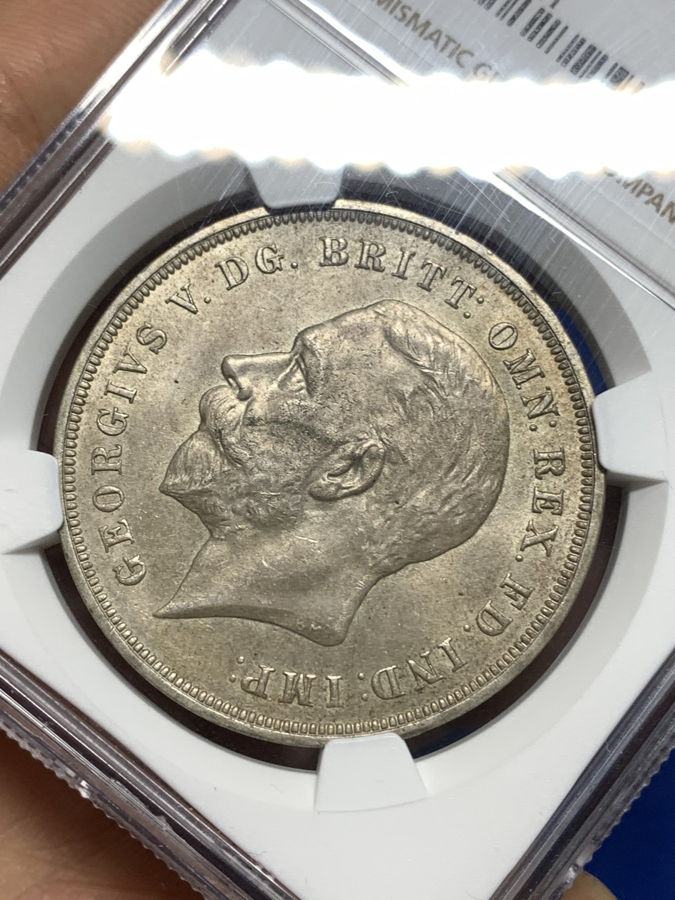 《竞宝斋》第221场-周日，周一 2场 (全场包邮) NGC-MS63 英国1935年乔治五世1克朗木马剑大银币，原汁原味极美黄油彩老包浆，状态不错。