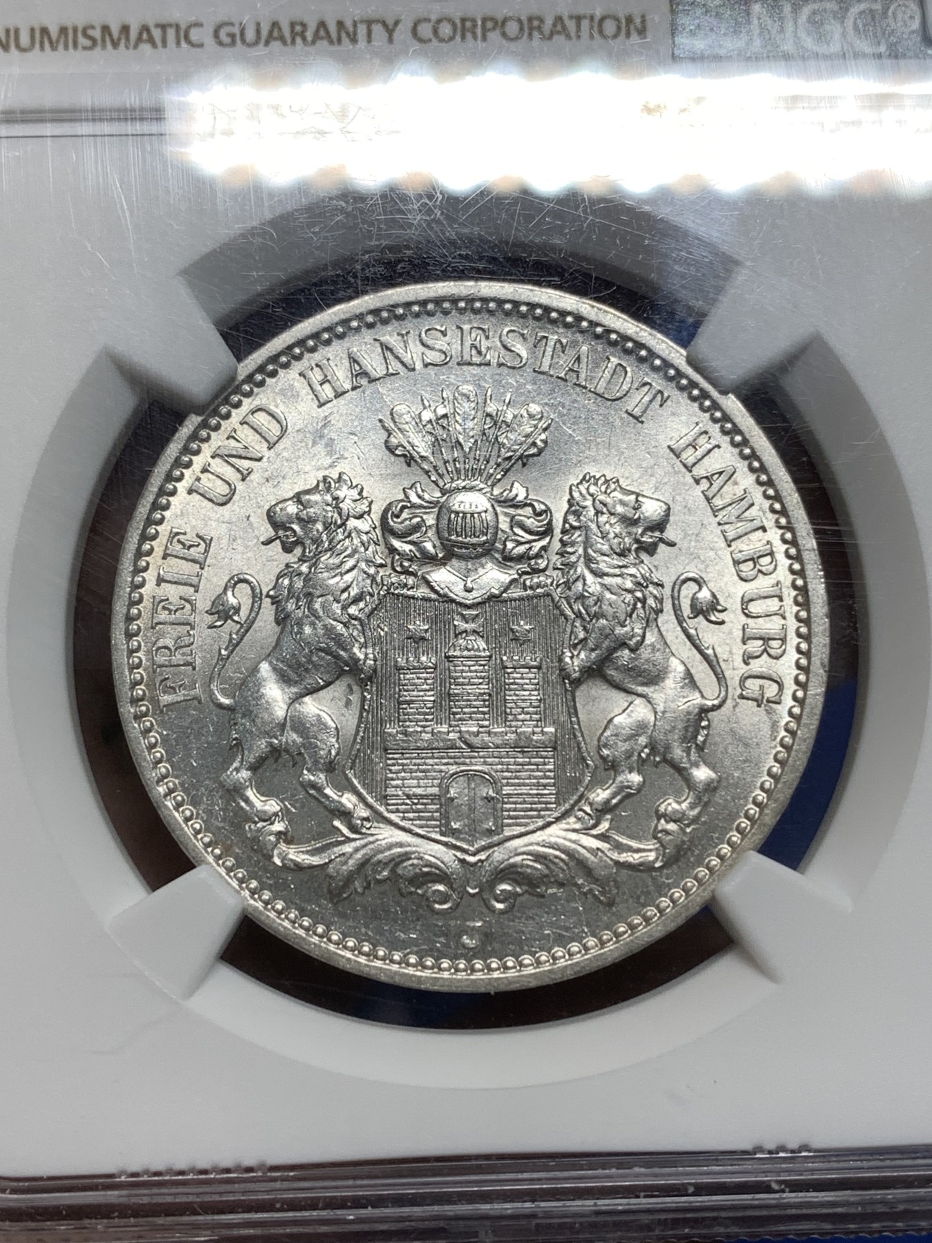 《竞宝斋》第221场-周日，周一 2场 (全场包邮) NGC-AU58 德国1911年汉堡自由市3马克银币，图案精美，纹饰优雅，历史价值浓郁。原汁原味老包浆，低评，状态绝对不输MS品质，非常漂亮，AU58超高的性价比，获得更高评分数量才95枚。