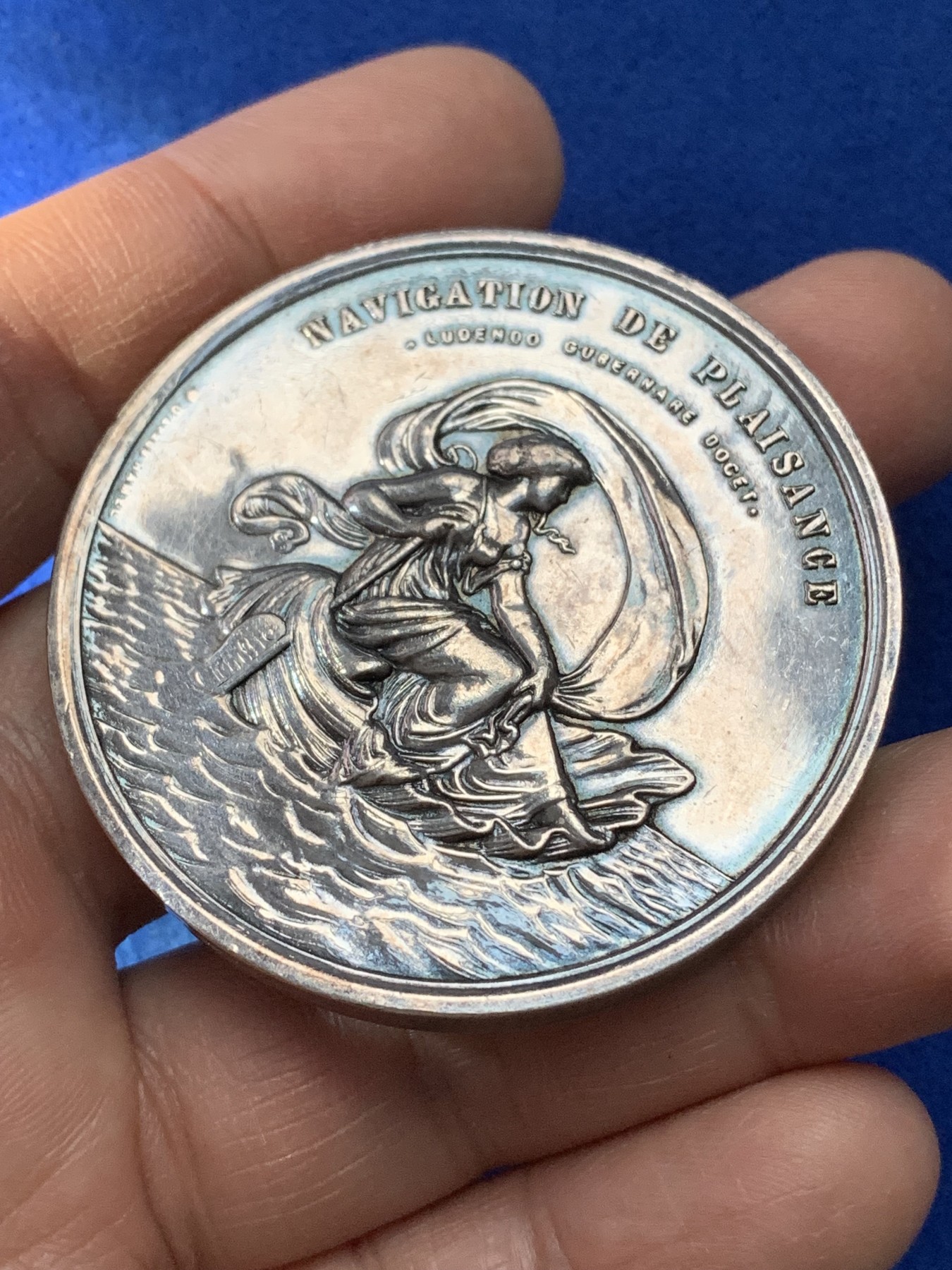 《竞宝斋》第221场-周日，周一 2场 (全场包邮) 法国游艇俱乐部百年纪念镀银铜章 50.6毫米 71克 边铭丰饶角Bronze