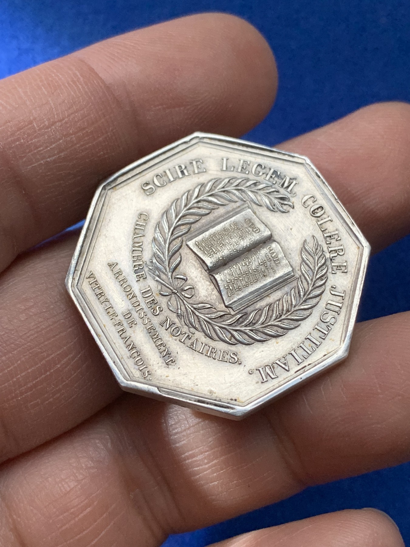 《竞宝斋》第221场-周日，周一 2场 (全场包邮) 法国1860-1879公证人八角银质代币，32.2mm，17.4克！蜜蜂银标边铭